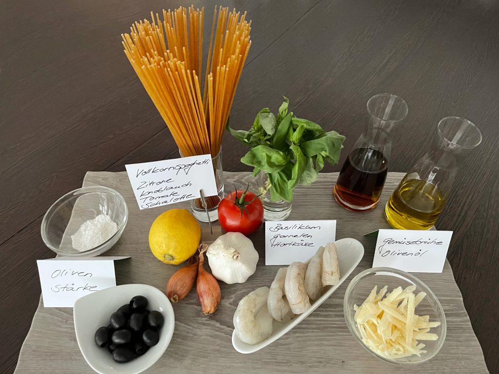 Vollkornspaghetti mit Garnelen, Oliven, Tomaten, Basilikum und Hartkäse ...