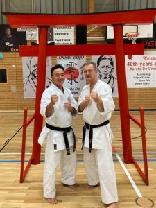 Read more about the article Karate: Hoch­ka­rä­ter gibt sich bei Ab­tei­lungs-Ju­bi­lä­um die Eh­re
