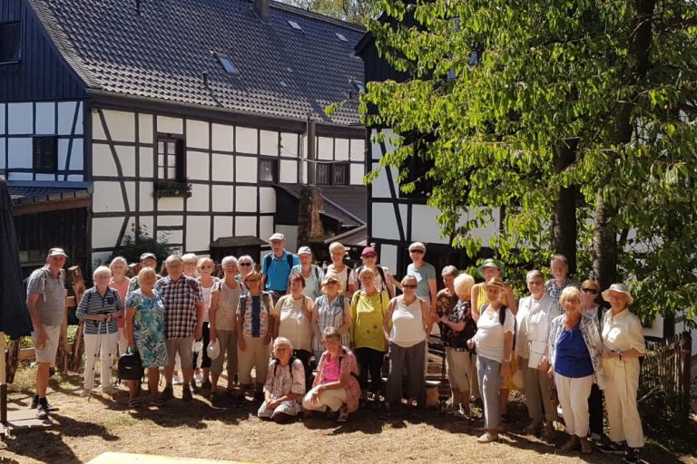 die TG Gruppe vor dem Wipperkotten