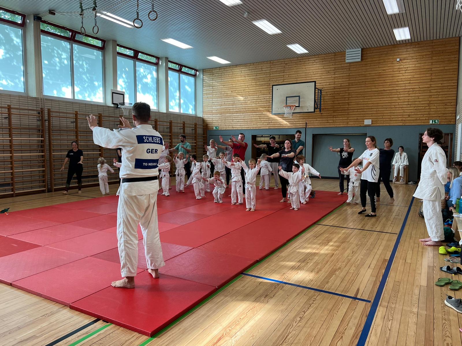 Mehr über den Artikel erfahren volle Halle beim Eltern-Kind Judo