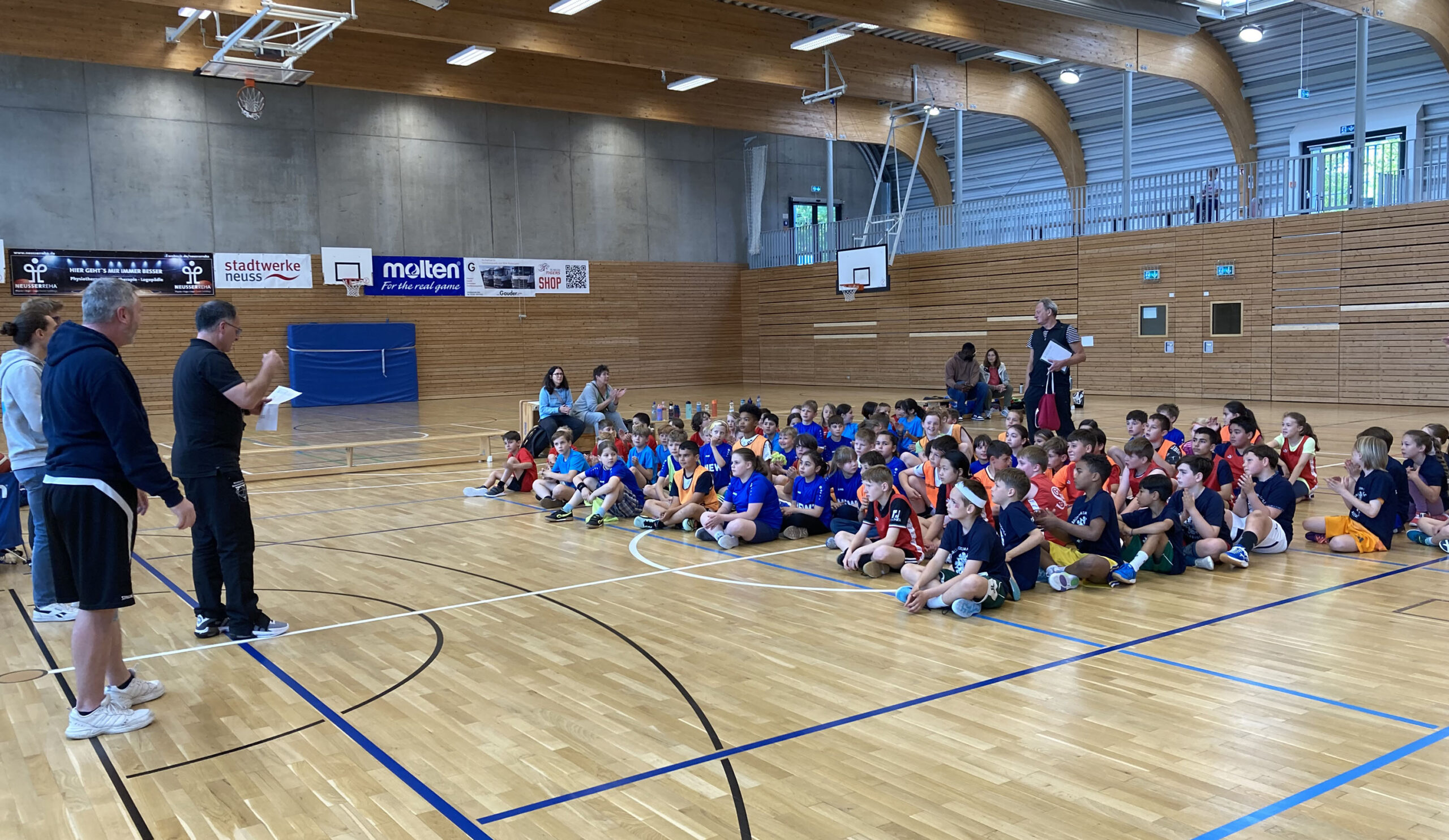Du betrachtest gerade Grundschüler trafen sich zum Basketball-Turnier