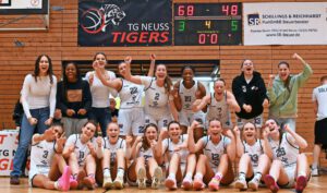 Mehr über den Artikel erfahren Sieg auf dem Court, Abstieg am Schreibtisch