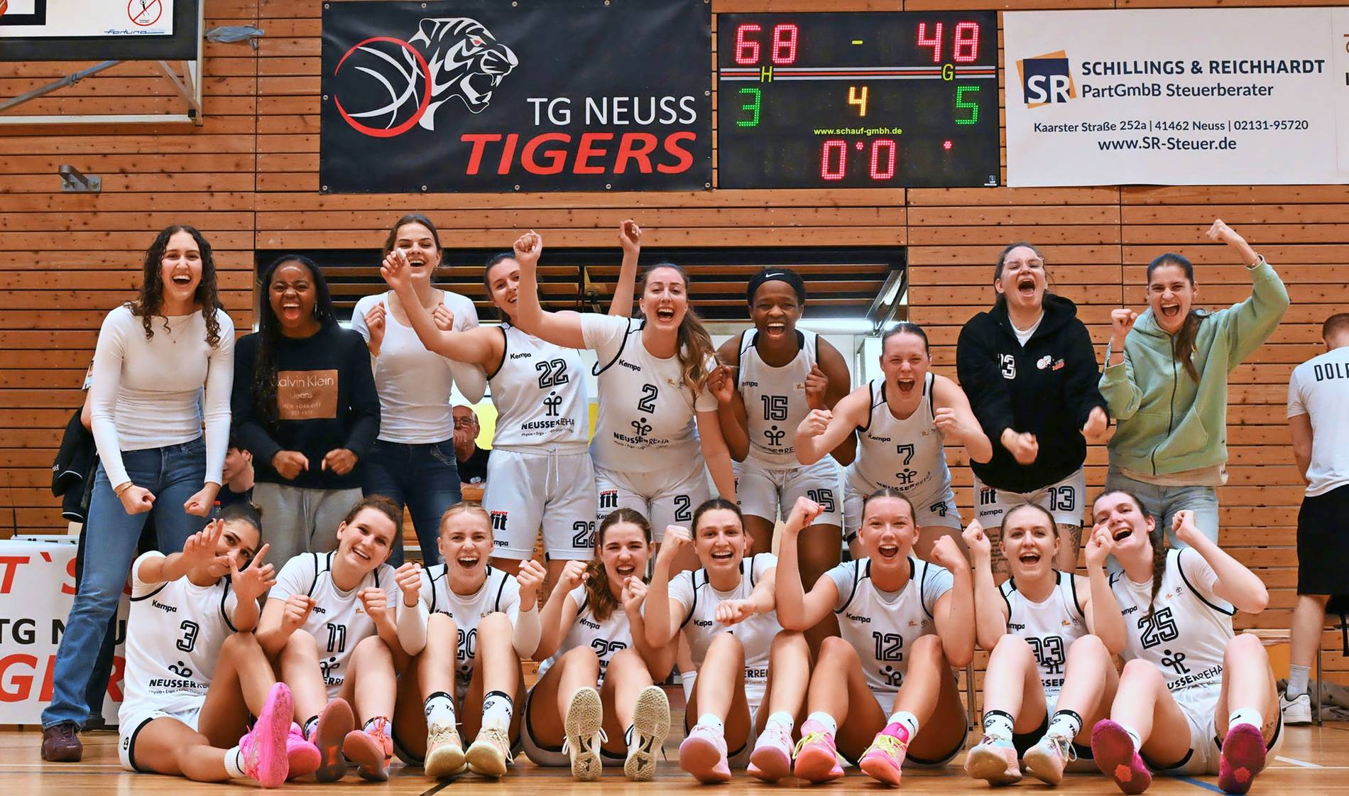 Mehr über den Artikel erfahren Sieg auf dem Court, Abstieg am Schreibtisch